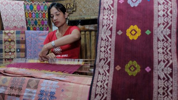 Wow! Kain Tenun Jembrana Bali Diekspor ke Amerika Serikat