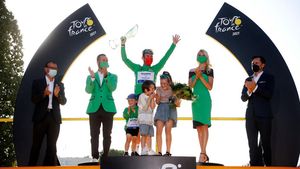 Sederet Cyclist Penyayang Keluarga, Anaknya Diajak Naik ke Podium