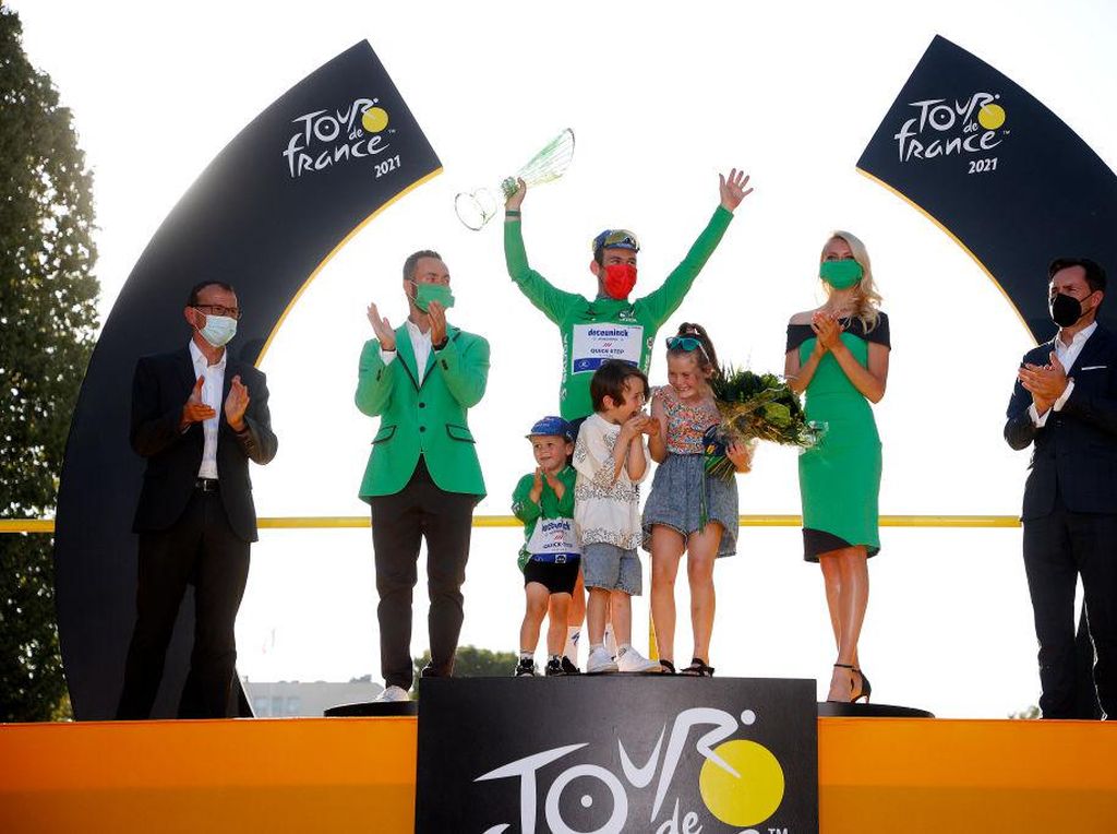 Sederet Cyclist Penyayang Keluarga, Anaknya Diajak Naik ke Podium