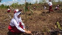 Menyulap Lahan Gambut yang Gersang Jadi Media Belajar yang Asyik