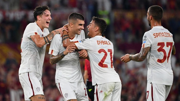 Romas Italian defender Gianluca Mancini (2nd L) celebrates after scoring a goal, with his teammates Romas Argentine forward Paulo Dybala (2nd R), Romas Italian midfielder Nicolo Zaniolo (L) and Romas Italian defender Leonardo Spinazzola (R) during the friendly football match between AS Roma and FC Shakhtar Donetsk at the Olympic Stadium in Rome, on August 7, 2022. (Photo by Isabella BONOTTO / AFP) (Photo by ISABELLA BONOTTO/AFP via Getty Images)