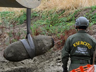 Penampakkan Bom 450 Kg di Italia yang Bikin Ribuan Orang Dievakuasi