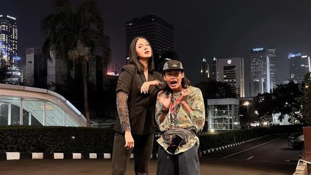 10 Gaya Bonge Citayam Fashion Week Bareng Artis, Makin Eksis! 10 Gaya Bonge Citayam Fashion Week Bareng Artis, Makin Eksis!