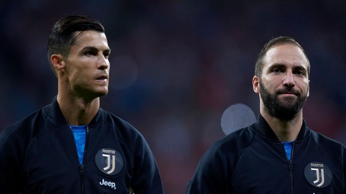 Cristiano Ronaldo and Gonzalo Higuain of Juventus during the UEFA Champions League group D match between Atletico Madrid and Juventus at Wanda Metropolitano on September 18, 2019 in Madrid, Spain. (Photo by Jose Breton/Pics Action/NurPhoto via Getty Images)