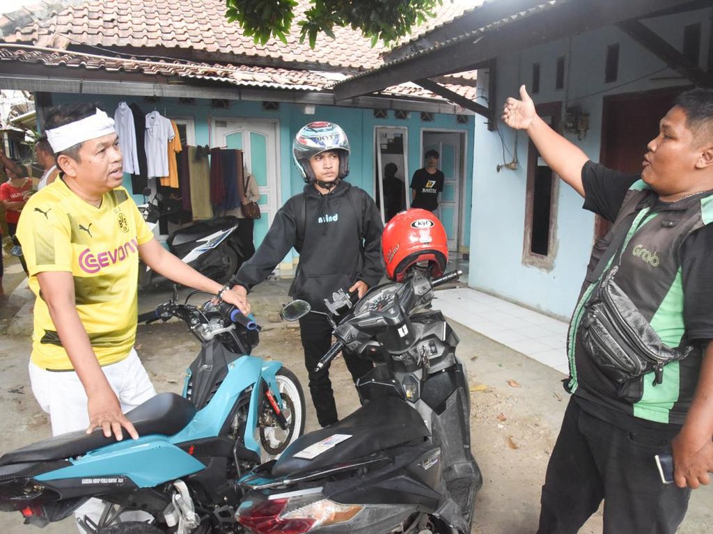 Dedi Mulyadi Jadi Penengah Cekcok Karyawan-Ojol yang Senggolan di Jalan Dedi Mulyadi Jadi Penengah Cekcok Karyawan-Ojol yang Senggolan di Jalan