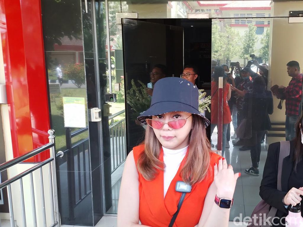 Denise Penuhi Panggilan Polda Sumut soal Laporan Razman Arif Denise Penuhi Panggilan Polda Sumut soal Laporan Razman Arif