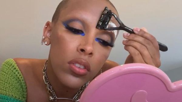 10 Transformasi Doja Cat, Dari Rambut Panjang Sampai Botak & Tanpa Alis