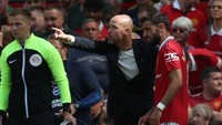 Di kesempatan berbeda, Erik ten Hag tampak menunjuk-nunjuk ke lapangan saat memberi instruksi kepada Bruno Fernandes. Foto: Manchester United via Getty Imag/Tom Purslow