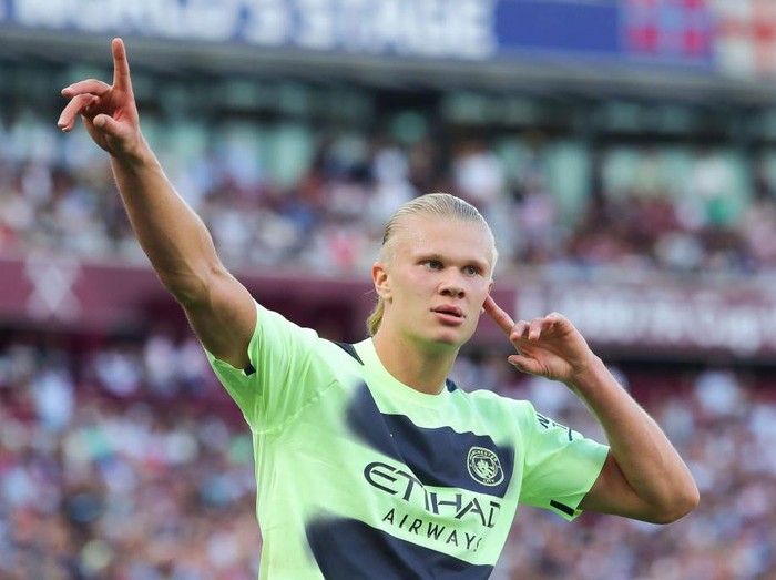 LONDON, ENGLAND - AUGUST 07: Erling Haaland of Manchester City celebrates after scoring his side's second goal during the Premier League match between West Ham United and Manchester City at London Stadium on August 07, 2022 in London, England. (Photo by James Gill - Danehouse/Getty Images)