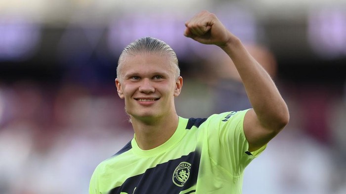 Erling Haaland LONDON, ENGLAND - AUGUST 07: Erling Haaland of Manchester City salutes the travelling fans at the end of the Premier League match between West Ham United and Manchester City at London Stadium on August 07, 2022 in London, England. (Photo by Mike Hewitt/Getty Images)