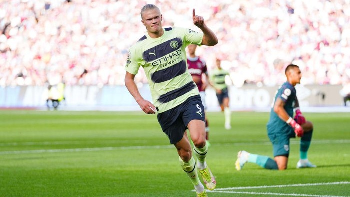 LONDON, ENGLAND - AUGUST 07: Erling Haaland of Manchester City celebrates after scoring their team's second goal during the Premier League match between West Ham United and Manchester City at London Stadium on August 07, 2022 in London, England. (Photo by Matt McNulty - Manchester City/Manchester City FC via Getty Images)