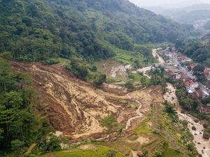 Faktor Penyebab Tanah Longsor: Penjelasan dan Jenis-jenis Longsor Faktor Penyebab Tanah Longsor: Penjelasan dan Jenis-jenis Longsor