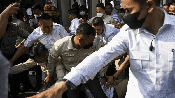 Petugas Pengamanan Gerindra Berjatuhan Saat Daftar ke KPU