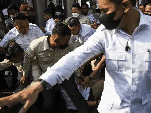 Petugas Pengamanan Gerindra Berjatuhan Saat Daftar ke KPU