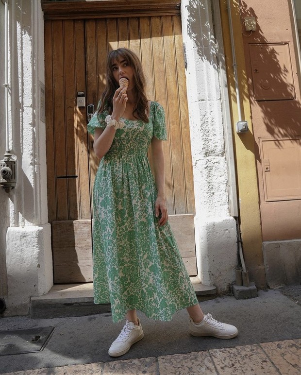 Foto: instagram.com/lilyjcollins Lily Collins memakai maxi dress/