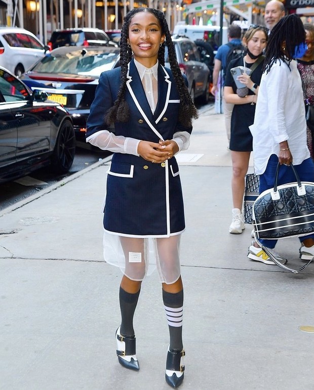 Foto: instagram.com/wmag Yara Shahidi yang bergaya ala anak sekolah/