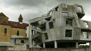 Gimana Rasanya Tinggal di Gedung Aneh Kayak Gini Ya?