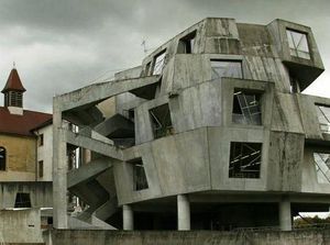 Gimana Rasanya Tinggal di Gedung Aneh Kayak Gini Ya?