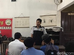 Dedikasi Guru Tetap Mengajar di SMK Swasta Meski Hanya 2 Murid