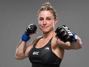 Petarung UFC Wanita Ini Lelang Celana Dalamnya demi...