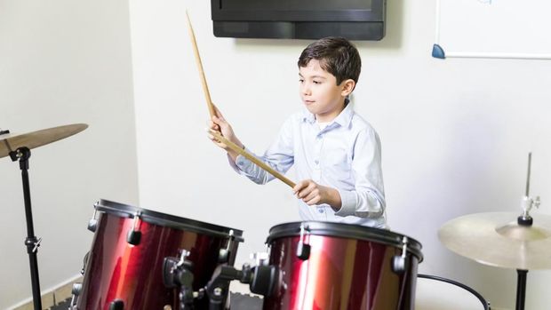 Ilustrasi alat musik pukul set drum