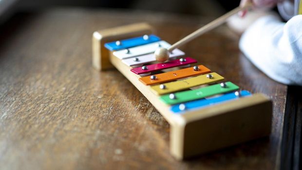 Ilustrasi anak bermain alat musik pukul Xylophone
