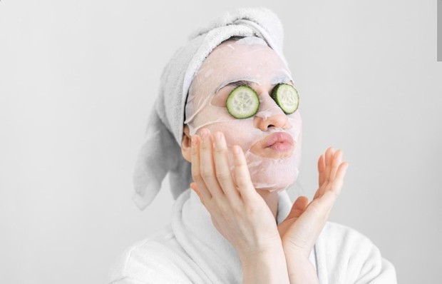 menggunakan masker timun untuk memberikan kesan digin dan segar pada kukit