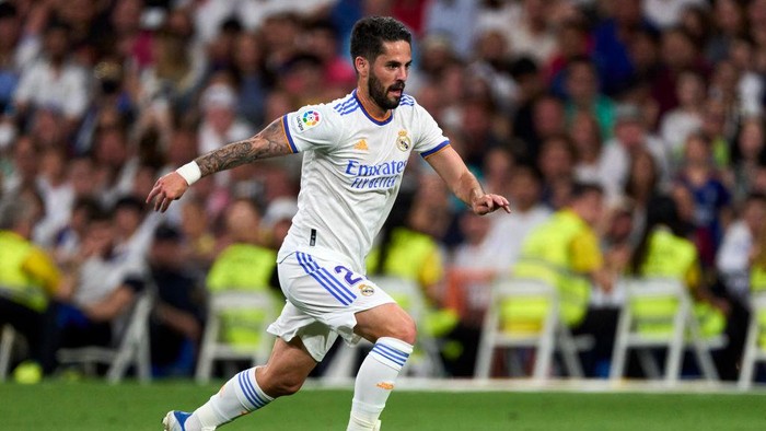 MADRID, SPAIN - MAY 20: Isco of Real Madrid CF runs with the ball during the LaLiga Santander match between Real Madrid CF and Real Betis at Estadio Santiago Bernabeu on May 20, 2022 in Madrid, Spain. (Photo by Diego Souto/Quality Sport Images/Getty Images)