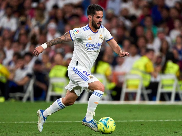 MADRID, SPAIN - MAY 20: Isco of Real Madrid CF runs with the ball during the LaLiga Santander match between Real Madrid CF and Real Betis at Estadio Santiago Bernabeu on May 20, 2022 in Madrid, Spain. (Photo by Diego Souto/Quality Sport Images/Getty Images)