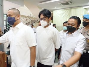 Momen Manajer BCL Jalani Tes Kesehatan Usai Terjerat Kasus Narkoba Momen Manajer BCL Jalani Tes Kesehatan Usai Terjerat Kasus Narkoba