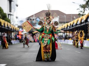 Jokowi dan Menteri Diajak Lenggak-lenggok di Jember Fashion Carnaval