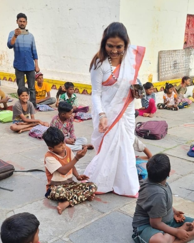 Kalpana Saroj juga aktif membantu sesamanya/ Foto: instagram.com/kalpanasaroj Kalpana Saroj juga aktif membantu sesamanya/ Foto: instagram.com/kalpanasaroj