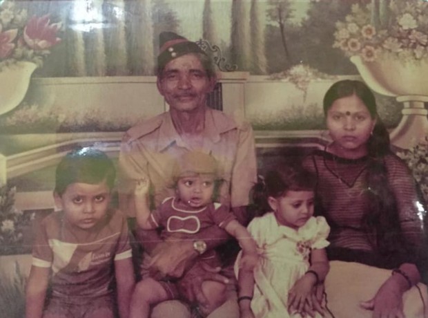 Kalpana Saroj saat masih kecil bersama keluarganya/ Foto: instagram.com/kalpanasaroj Kalpana Saroj saat masih kecil bersama keluarganya/ Foto: instagram.com/kalpanasaroj