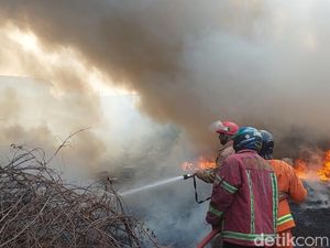 Kebakaran di Gudang Bus Pekalongan, Asap Pekat Membubung