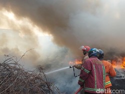 Kebakaran di Gudang Bus Pekalongan, Asap Pekat Membubung