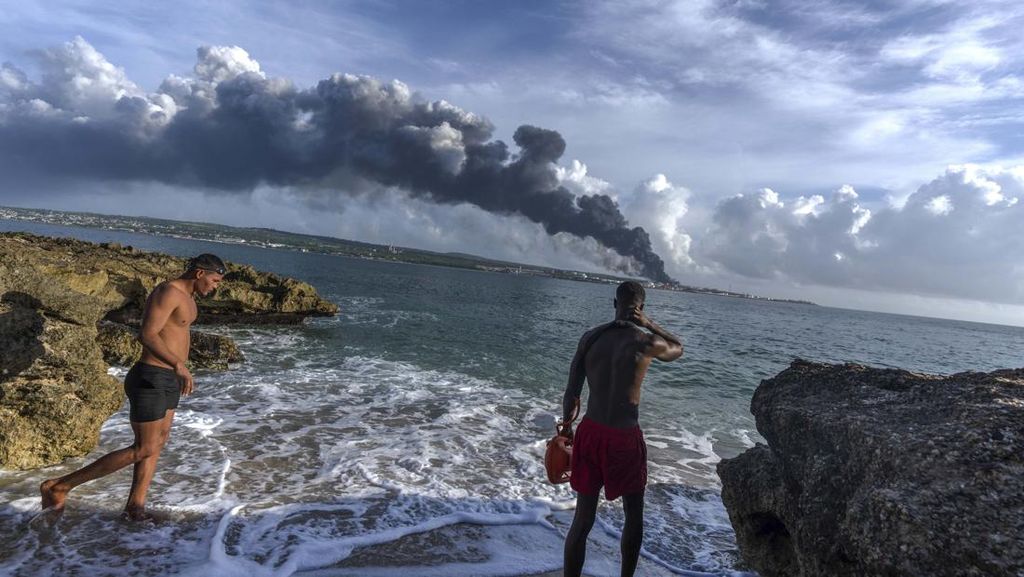 Saat Kebakaran Hebat di Depot Minyak Kuba jadi Tontonan Saat Kebakaran Hebat di Depot Minyak Kuba jadi Tontonan