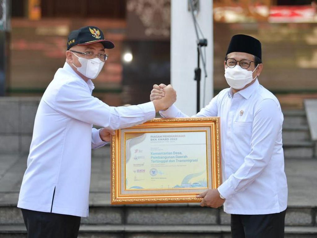 Kemendes Sabet 2 Penghargaan Bidang Kepegawaian dari BKN Kemendes Sabet 2 Penghargaan Bidang Kepegawaian dari BKN