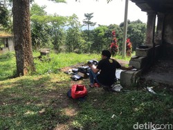 Secuil Kisah Kurir Paket Sukabumi: Sortir Barang di Pekuburan