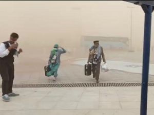 Badai Pasir Terjang Bandara Saudi! Pemulangan Jemaah Haji Terganggu Badai Pasir Terjang Bandara Saudi! Pemulangan Jemaah Haji Terganggu