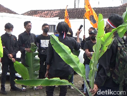 Bawa Bibit Pisang, Mahasiswa Desak Kejari Lumajang Tetapkan Tersangka Korupsi