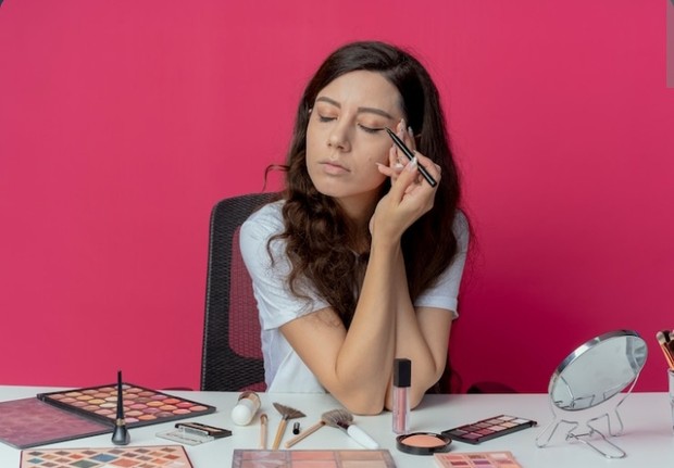 Menggunakan trik make-up yang tepat dapat memberikan kesan segar pada wajah meskipun usai begadang