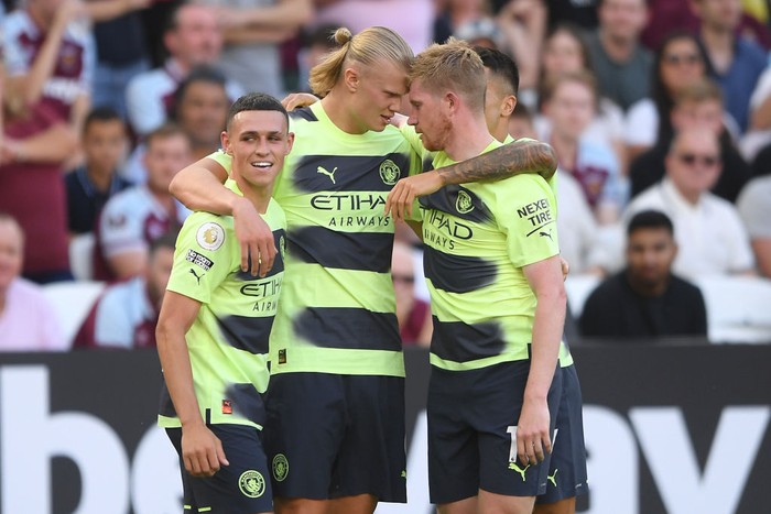 LONDON, ENGLAND - AUGUST 07: Erling Haaland of Manchester City celebrates with teammates Phil Foden and Kevin De Bruyne after scoring his teams second goal during the Premier League match between West Ham United and Manchester City at London Stadium on August 07, 2022 in London, England. (Photo by Harriet Lander/Copa/Getty Images)