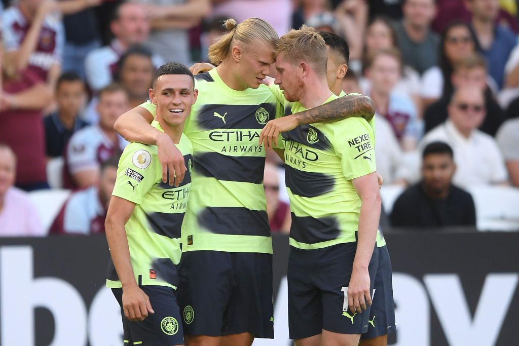 LONDON, ENGLAND - AUGUST 07: Erling Haaland of Manchester City celebrates with teammates Phil Foden and Kevin De Bruyne after scoring his team's second goal during the Premier League match between West Ham United and Manchester City at London Stadium on August 07, 2022 in London, England. (Photo by Harriet Lander/Copa/Getty Images)