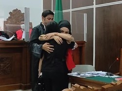 Aksi Uci Flowdea dan Medina Zein Berpelukan Usai Berseteru
