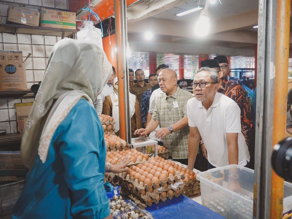 Mendag Sebut Stok Bahan Pokok Melimpah & Harga Turun di Pasar Raya Padang