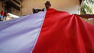 Sambut HUT RI, Warga Serang Bikin Bendera Merah Putih Raksasa