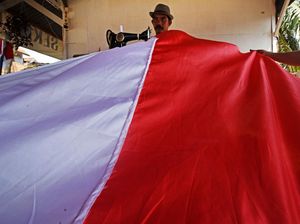 Sambut HUT RI, Warga Serang Bikin Bendera Merah Putih Raksasa