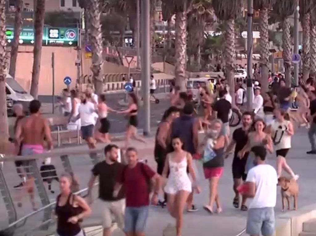 Momen Kepanikan Warga Israel Saat Sirene di Tel Aviv Berbunyi