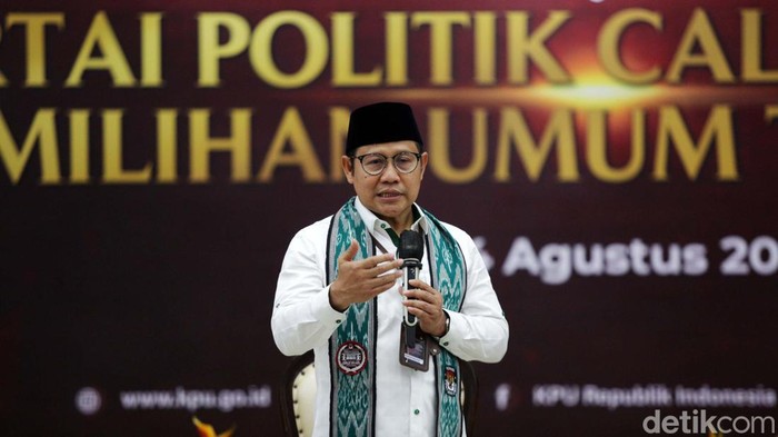 Ketum Partai Gerindra Prabowo Subianto dan Ketum PKB Muhaimin Iskandar atau Cak Imin tiba di gedung KPU, Senin (8/8/2022). Kedua tokoh tiba di KPU untuk mendaftarkan partai mereka sebagai calon peserta Pemilu 2024.