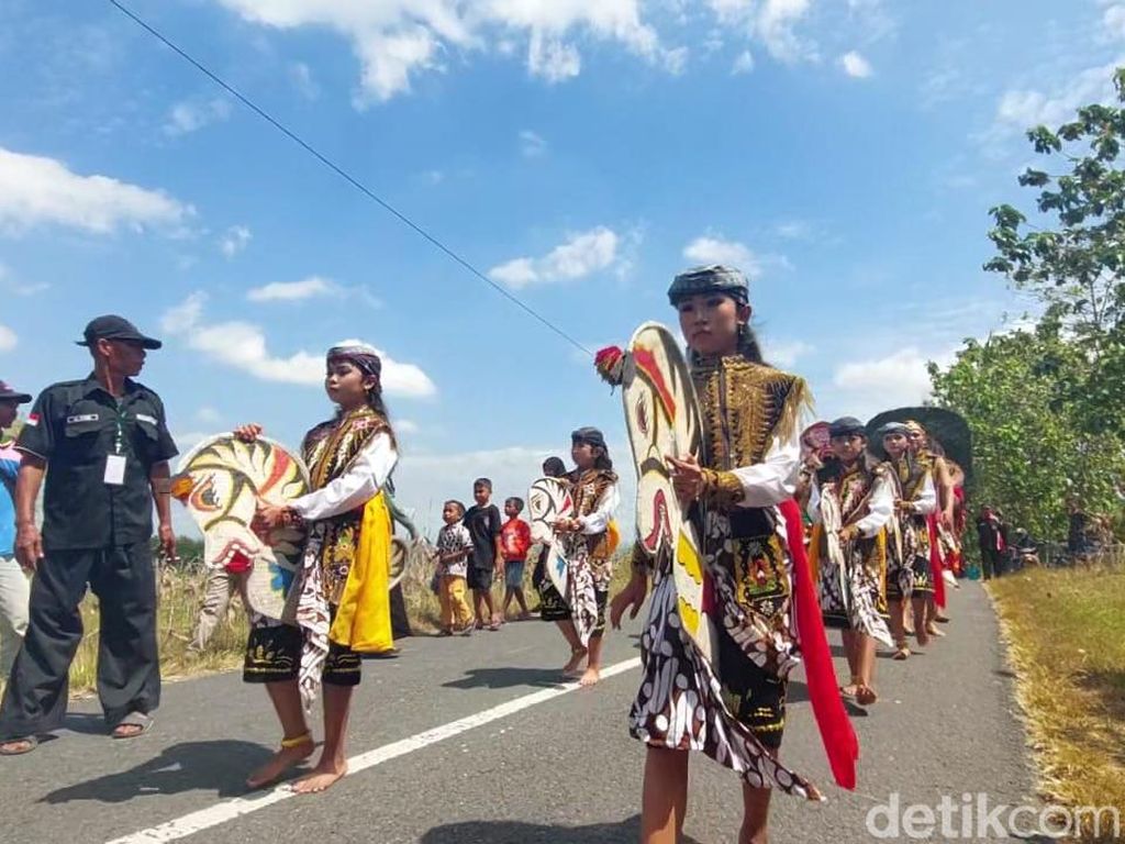 Tarian tradisional yang ditampilkan selama acara parade
